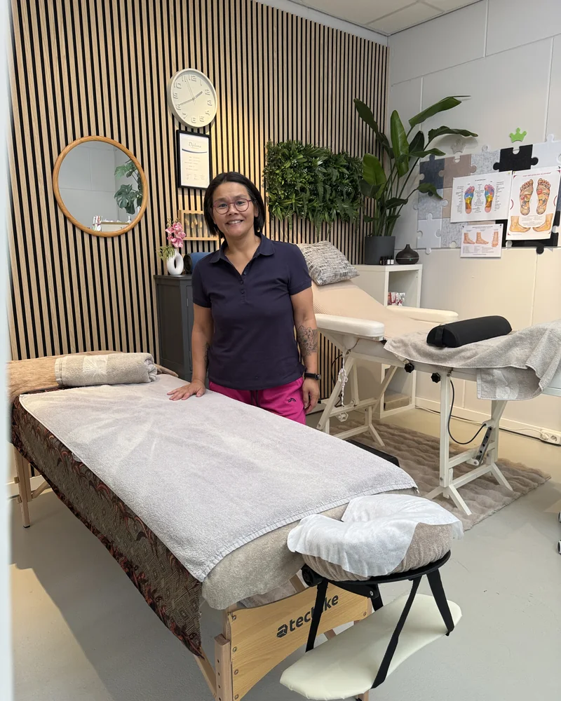 Suzanne bij de massagetafel in haar praktijk in Alphen aan den Rijn