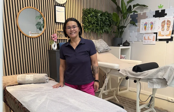 Suzanne bij de massagetafel in de praktijk van Rasa Diri
